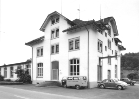 チューリッヒ郊外の村メトレンに、ESGE社の社屋が建ち、バーミックス唯一の生産工場に。1階が作業場、上の階は工場主のアパートとして使われていた。