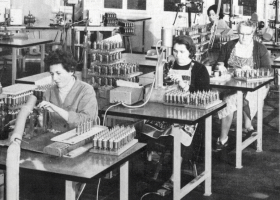 発明したエンジニアは、スイスESGE社にバーミックスの特許権を売却。ESGE社は、1954年末から生産を開始する。