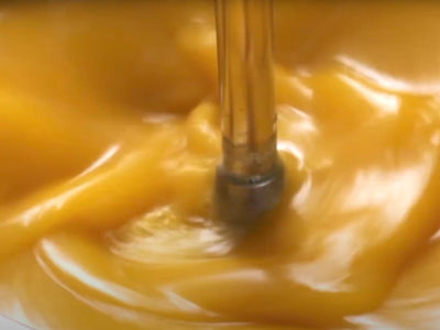 動画：鍋の中で回転させ、水流を起こしてアタッチメントで食材を撹拌。