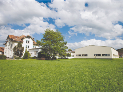 チューリッヒ郊外の緑豊かな村の小さな工場で、丹念に生産されています。